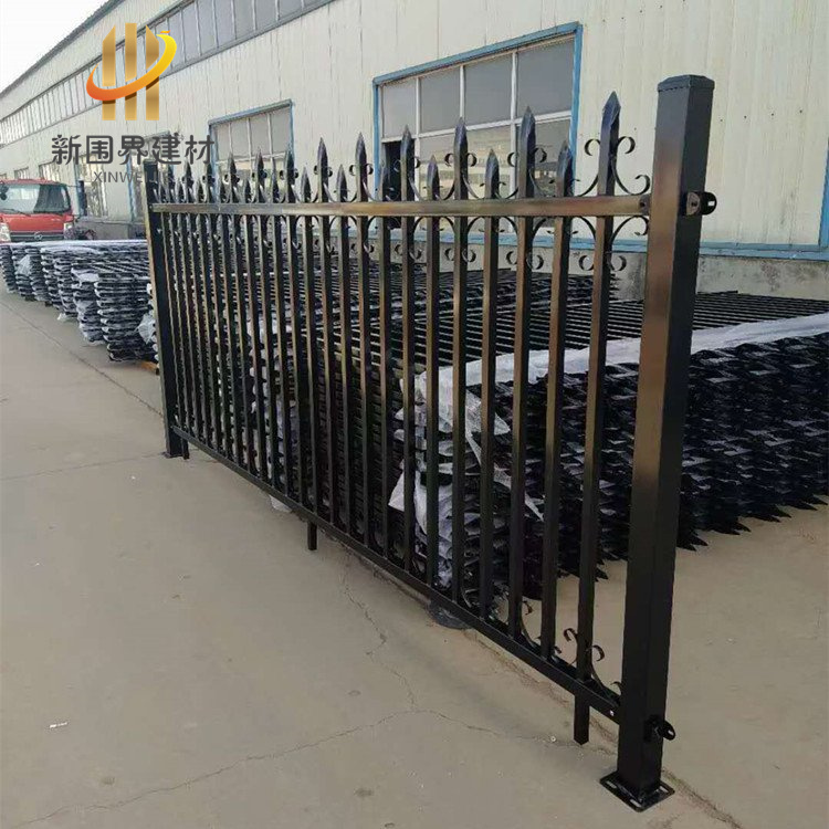 小區(qū)工廠防護(hù)欄桿、院墻鋅鋼柵欄與場(chǎng)區(qū)隔離鋅鋼圍欄 融合鋼絲繩網(wǎng)的產(chǎn)品特性解析